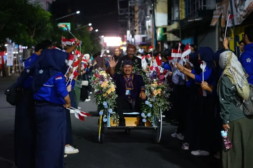 Delegasi APEKSI Naik Becak Susuri Jalan Dhoho Kota Kediri, Disambut Keramahan Warga
