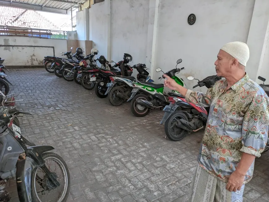 Terekam CCTV, Empat Komplotan di Probolinggo Curi Dua Motor di Parkiran Masjid