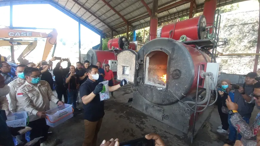 Kejari Kota Batu Musnahkan Barang Bukti 113 Perkara, Mulai Ganja hingga HP Curian