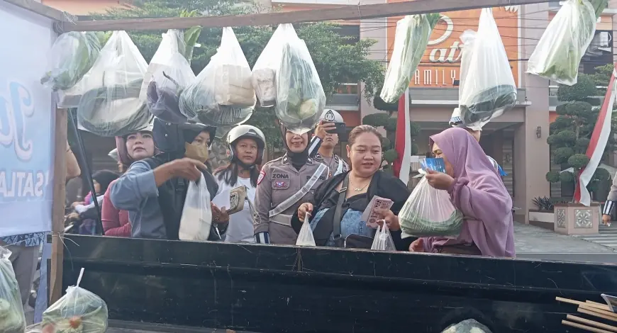 Bagikan Sayur Gratis ke Mak-Mak, Polisi di Blitar Ajarkan Keselamatan Berkendara