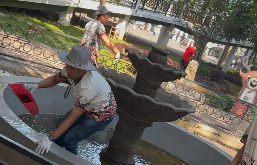Hotel Santika Gresik Gelar Bersih-Bersih Lingkungan Bersama DLH