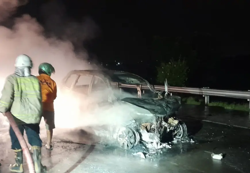 Minibus Terbakar setelah Terseret Truk di Tol Mojokerto, Tiga Orang Terluka