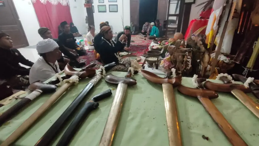 Tradisi Suro di Kediri: Keris dan Tombak Bung Karno Dijamas Bersama 200 Pusaka Nusantara