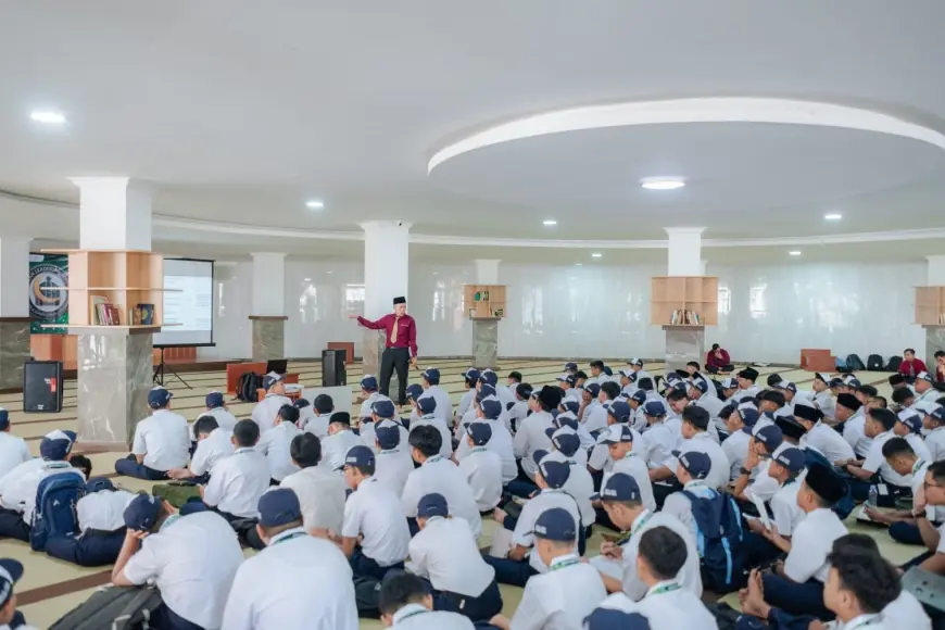 MPPLS Al Izzah Kota Batu Tawarkan Fondasi Jati Diri Santri Baru