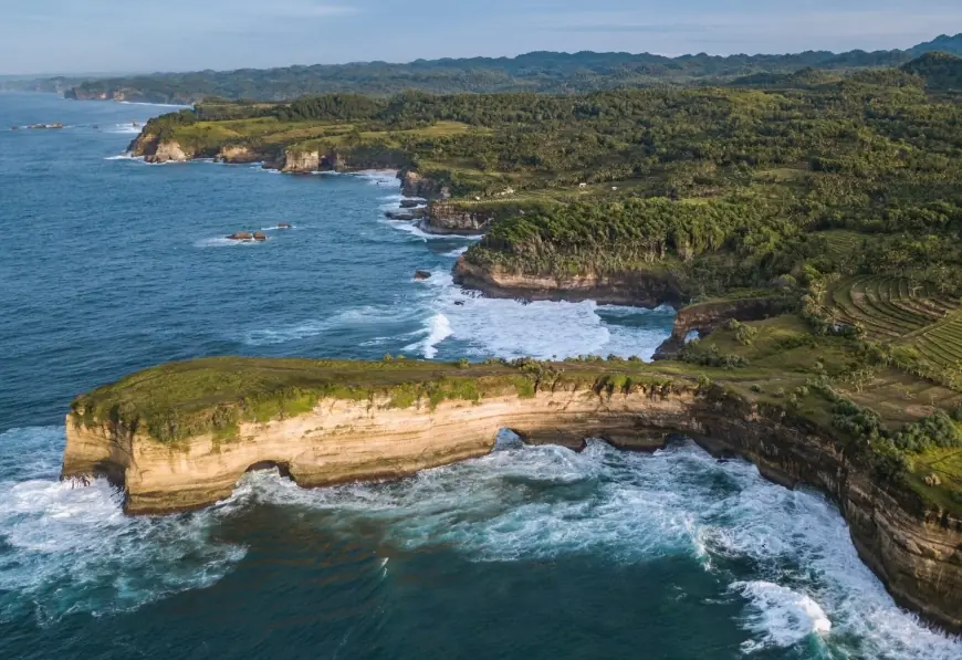 Pesona Pantai Karang Bolong Pacitan: Lukisan Alam yang Tersembunyi