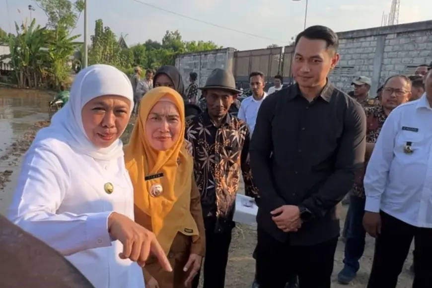 Dorong Produktivitas Petani Tuban, Gubernur Jatim Serahkan 15 Unit Alsintan