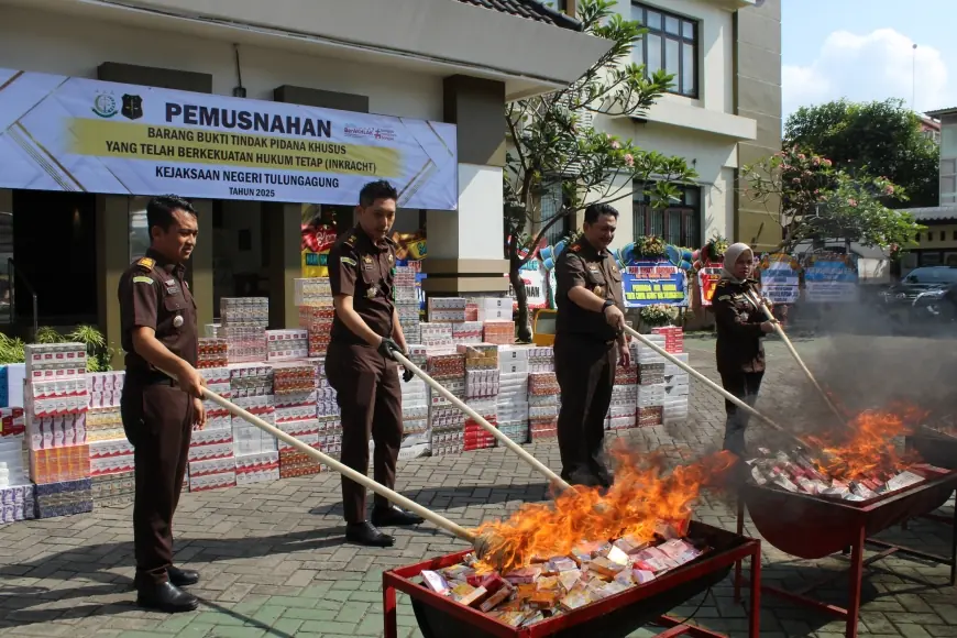 Kejari Tulungagung Musnahkan Ratusan Ribu Batang Rokok Ilegal Hasil Sitaan