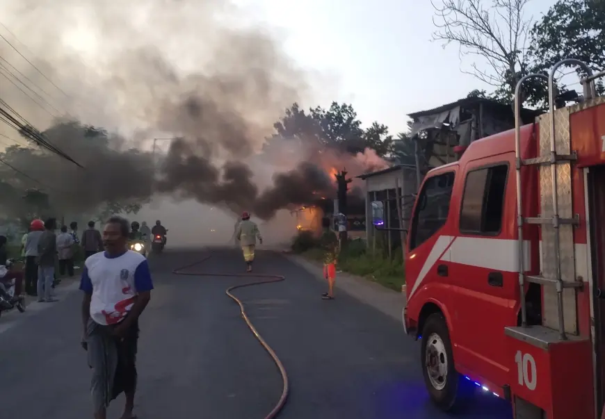 Bakaran Sampah Picu Kebakaran Deretan Toko di Jombang