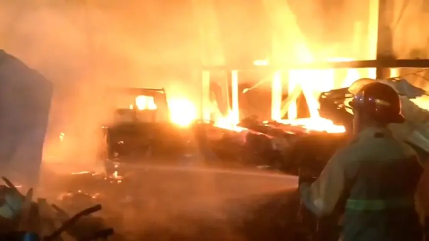 Kebakaran Hanguskan Tempat Penggergajian Kayu di Trenggalek, Kerugian Capai Setengah Miliar Rupiah