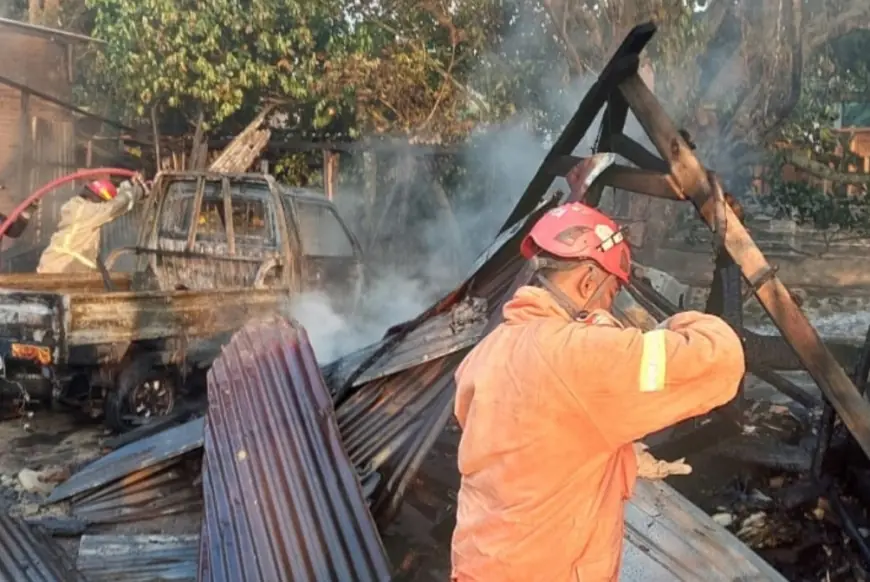 Tempat Usaha Mebel Berikut Mobil  Suzuki Carry di Jombang Hangus Terbakar