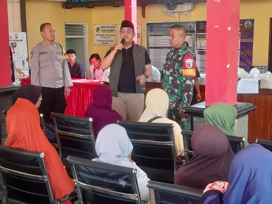 Demi Bantuan Beras 20 Kg, Ratusan Emak-Emak Terpaksa Antre Berjam-jam