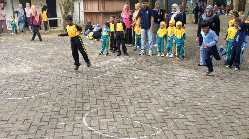 Tawa Anak-Anak Bermain Permainan Tradisional Warnai Hari Anak di Desa Widoro Trenggalek