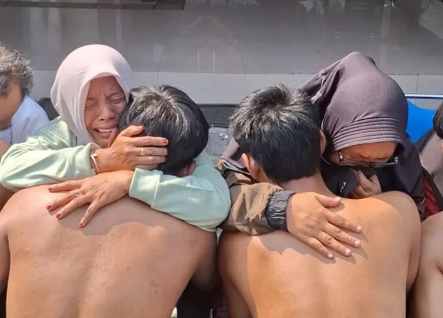 Tangis Haru di Polres Jombang, Ratusan Anggota Geng 'Batandos' Bertemu Orang Tua usai Pesta Miras