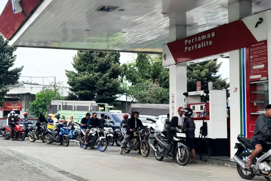 Antrean Mengular di SPBU Jember, Pembelian BBM Kini Dibatasi