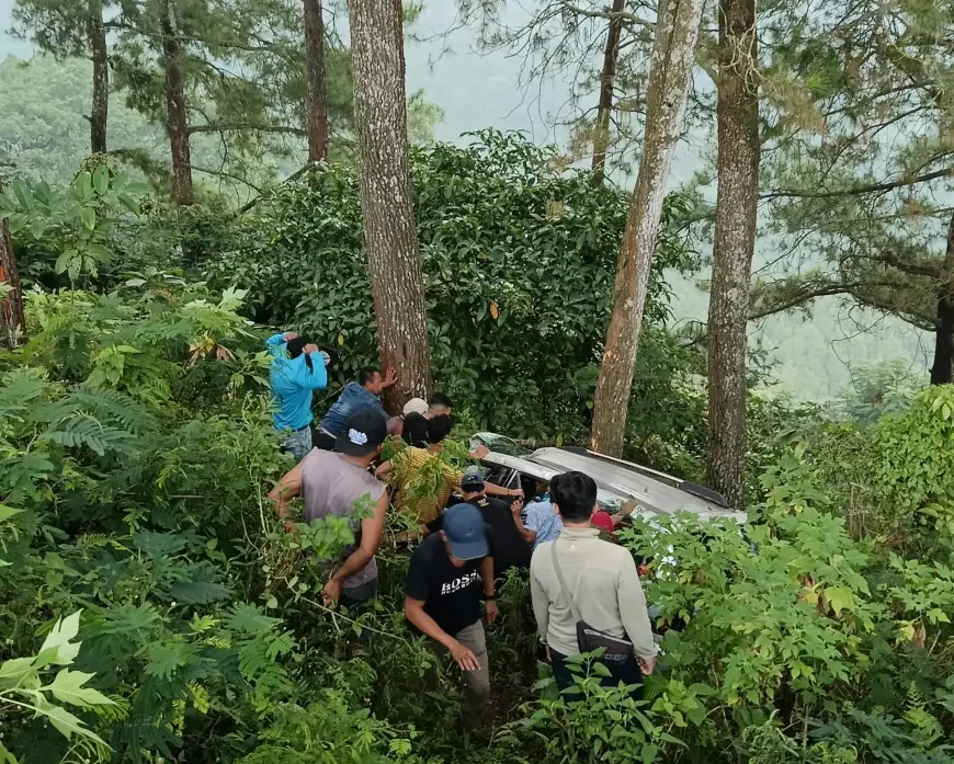 Minibus Berisi 6 Penumpang Terjun ke Jurang Pacet Mojokerto, Polisi Temukan Miras