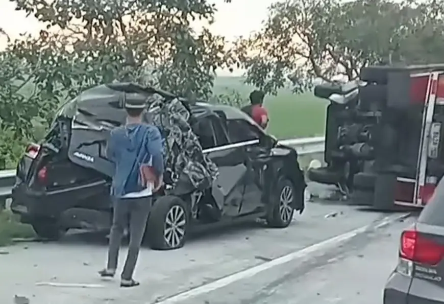 Truk Muatan Tabung Oksigen Tabrak Avanza di Tol Jombang–Mojokerto