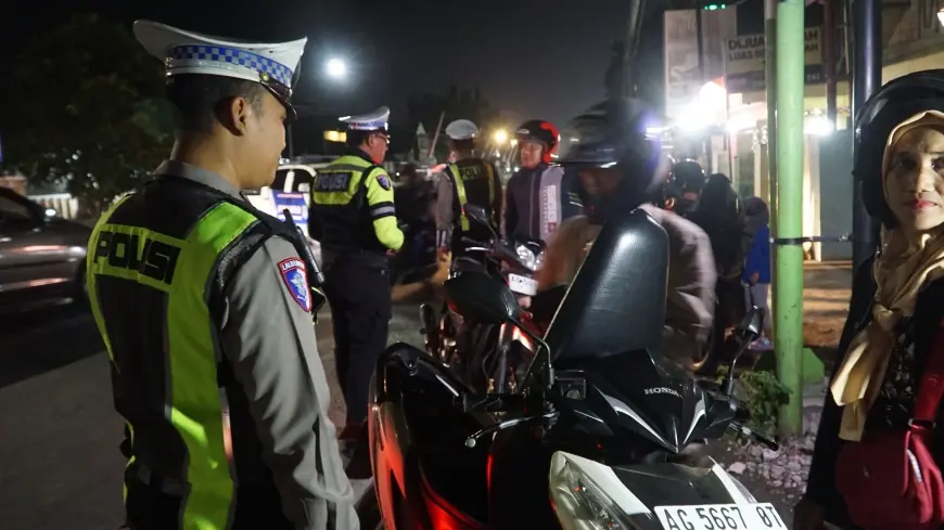 Tindak 7.646 Pengendara Selama Operasi Patuh Semeru 2025, Polisi Temukan Pengendara di Blitar Bawa Miras