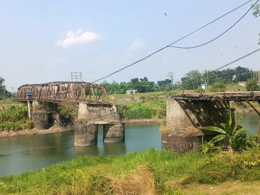 Jembatan Lama Kertosono Nganjuk Roboh Akibat Hujan Deras, Akses Warga Terputus Total