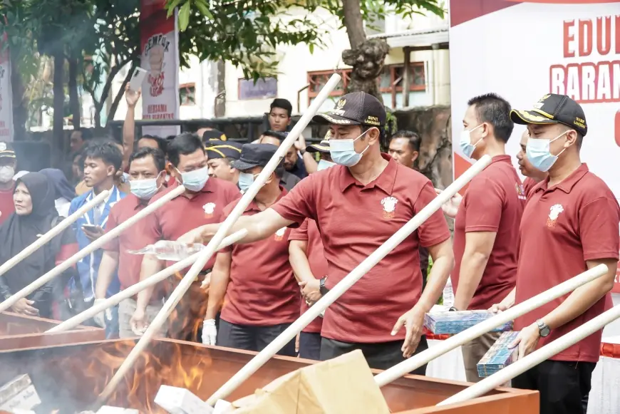 Pemkab Lamongan Musnahkan Rokok dan MMEA Ilegal