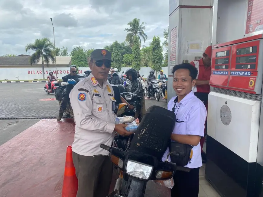 Pasokan BBM di Jember Beransur Pulih, Muspika Bagikan Makanan ke Pengantre
