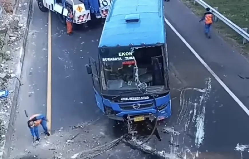 Bus Terguling di Tol Gresik, Korban Luka-luka Dilarikan ke Rumah Sakit
