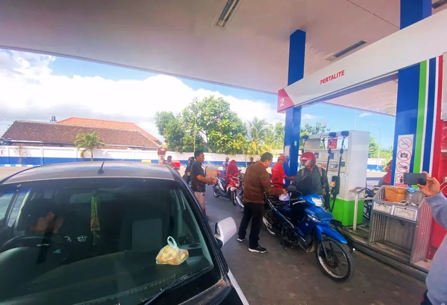 BBM di Jember Kembali Normal, Perumdam Tirta Pandhalungan Bagi-bagi Makanan dan Minuman Ringan kepada Warga di SPBU