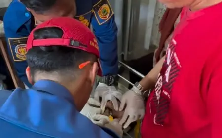 Momen Tegang Petugas Damkar Evakuasi Cincin Klaker di Jari Pemuda Mojokerto