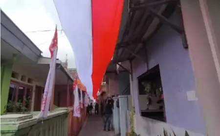 Semarak HUT RI, Warga Malang Bentangkan Bendera Merah Putih Sepanjang 80 Meter di Kampung