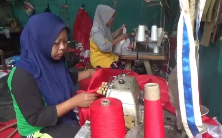 Jelang HUT RI, Perajin Bendera di Tulungagung Keluhkan Sepinya Permintaan Umbul-Umbul