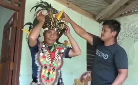 Warga Jombang Sulap Limbah Bulu Ayam Jadi Kostum Karnaval Bernilai Jutaan