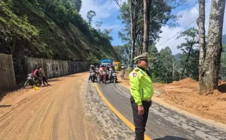 Polisi Perketat Jalur Rawan Longsor di Piket Nol Lumajang, Libatkan Warga sebagai Mitra Informasi