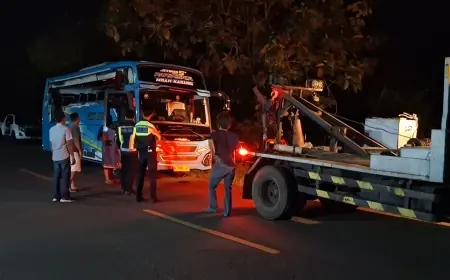 Bus Rombongan Alumni SMEA Asal Jombang Tabrak Truk di JLS Tulungagung, Satu Tewas dan Enam Luka-Luka