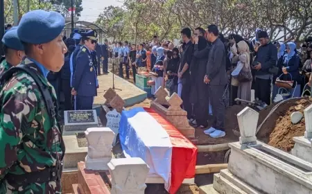 Pemakaman Marsma Fajar di Probolinggo Diiringi Tangis Rekan Seangkatan