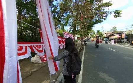 Pedagang Bendera di Blitar Sepi Pembeli, Warga Justru Cari Lambang One Piece