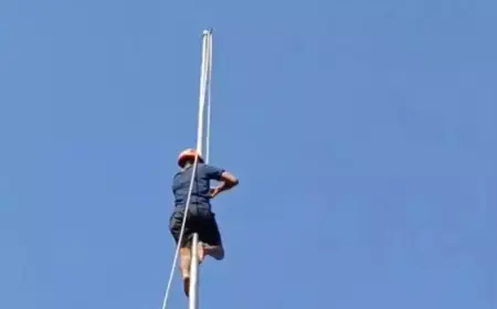 Aksi Heroik di Alun-Alun Lumajang: Anggota BPBD Panjat Tiang 15 Meter untuk Pasang Tali Bendera