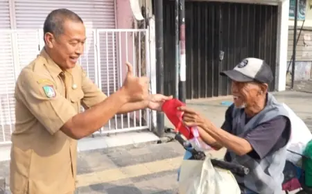 DPRD Jombang Bagi-Bagi Bendera Merah Putih