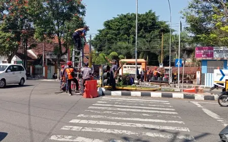 Traffic Light di Simpang Tiga Jalan Tanjung Kota Blitar Roboh Usai Ditabrak Truk Towing, Beruntung Tak Ada Korban