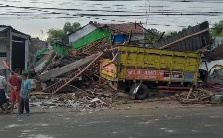 Truk Tabrak Rumah di Jombang Hingga Rusak Parah