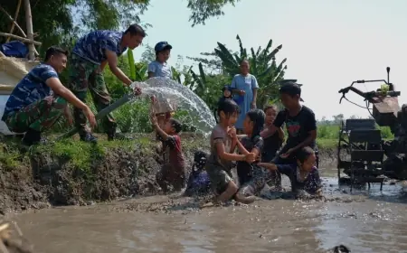 Momen Epik Saat TNI dan Anak-Anak Desa Kromong Jombang Main Air Bersih Sumur Bor