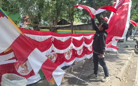 Penjual Bendera di Gresik Sepi Pembeli, Omzet Anjlok Ditimpa E-Commerce