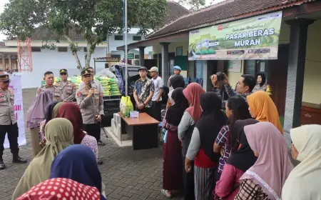 Polres Trenggalek Bersama Bulog Gelar Operasi Pasar Beras Murah di Desa Parakan