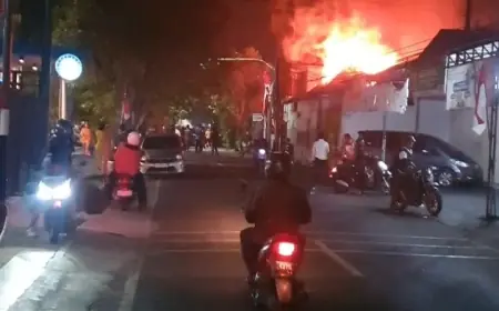 Api Lahap Rumah di Jombang, Petugas Damkar dan Pemilik Pingsan