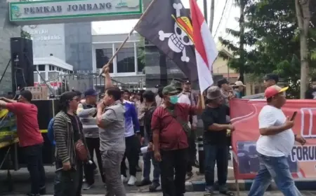 Bendera One Piece Berkibar saat Aksi Demo Pemuda Jombatan di Depan Kantor Pemkab Jombang