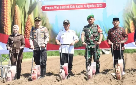 Ikuti Gerakan Penanaman Jagung Bersama Santri Serentak di Lahan Ponpes, Gus Qowim Dukung Program Ketahanan Pangan Nasional
