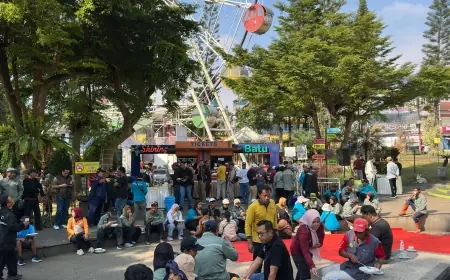 Wali Kota Batu Sarapan Bareng Penyapu Jalan, Petugas Keluhkan Celana Seragam