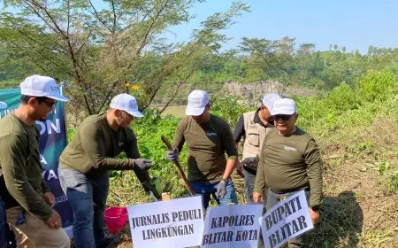 Peringati HUT ke-80 RI, Jurnalis di Blitar Tanam Pohon di Cagar Budaya Candi Gambar Wetan