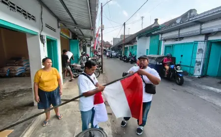 Bakesbangpol dan PWI Tulungagung Bagikan 100 Bendera Merah Purih di Pasar Wage