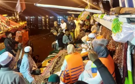 Doa untuk Bangsa, Ribuan Santri dan Warga Situbondo Gelar Burdah Keliling di Tengah Laut