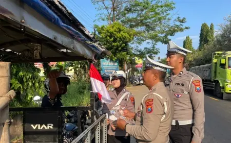 Semarak Kemerdekaan, Polres Probolinggo Bagi-Bagi Sang Merah Putih ke Masyarakat