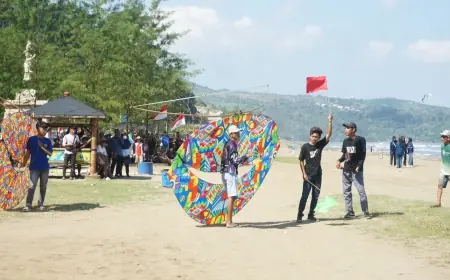 Semarak Agustusan, Ratusan Layang-Layang Penuhi Langit Pantai Midodaren Tulungagung